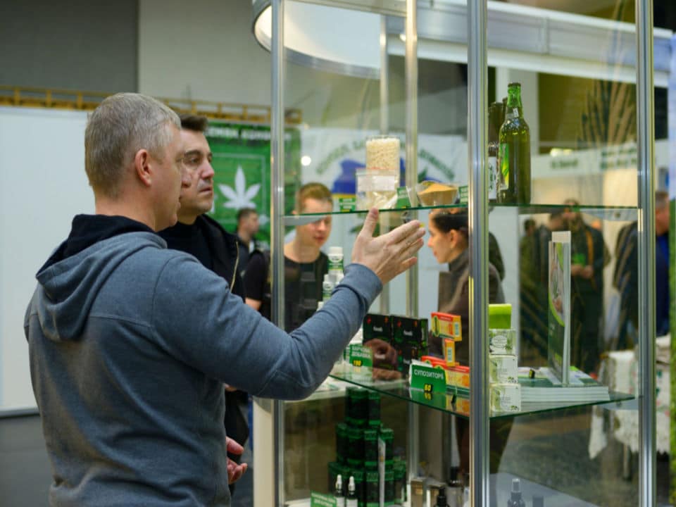 sales manager explaining to customer what is the best cbd products