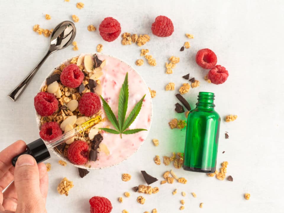 putting cbd oil to smoothie bowl